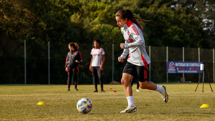 Internacional se prepara para clássico contra o Grêmio - Foto: Lara Vantzen/Internacional