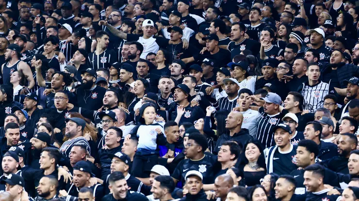 Torcedores do Corinthians na Neo Química Arena - Foto: Marcello Zambrana/AGIF