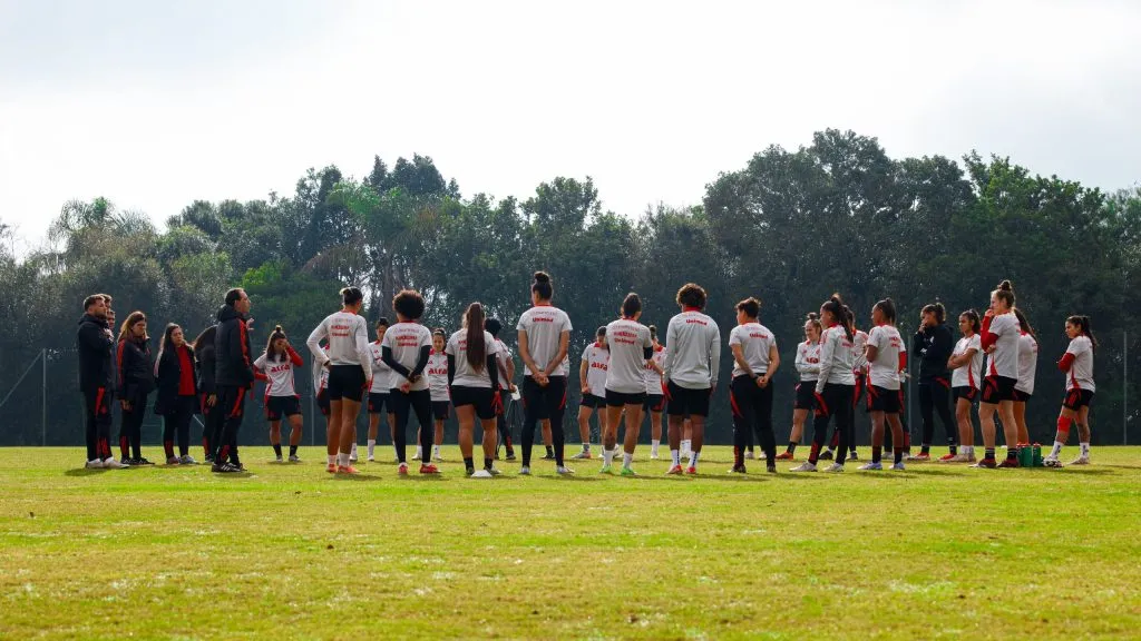 Time feminino do Internacional trabalha em campo
