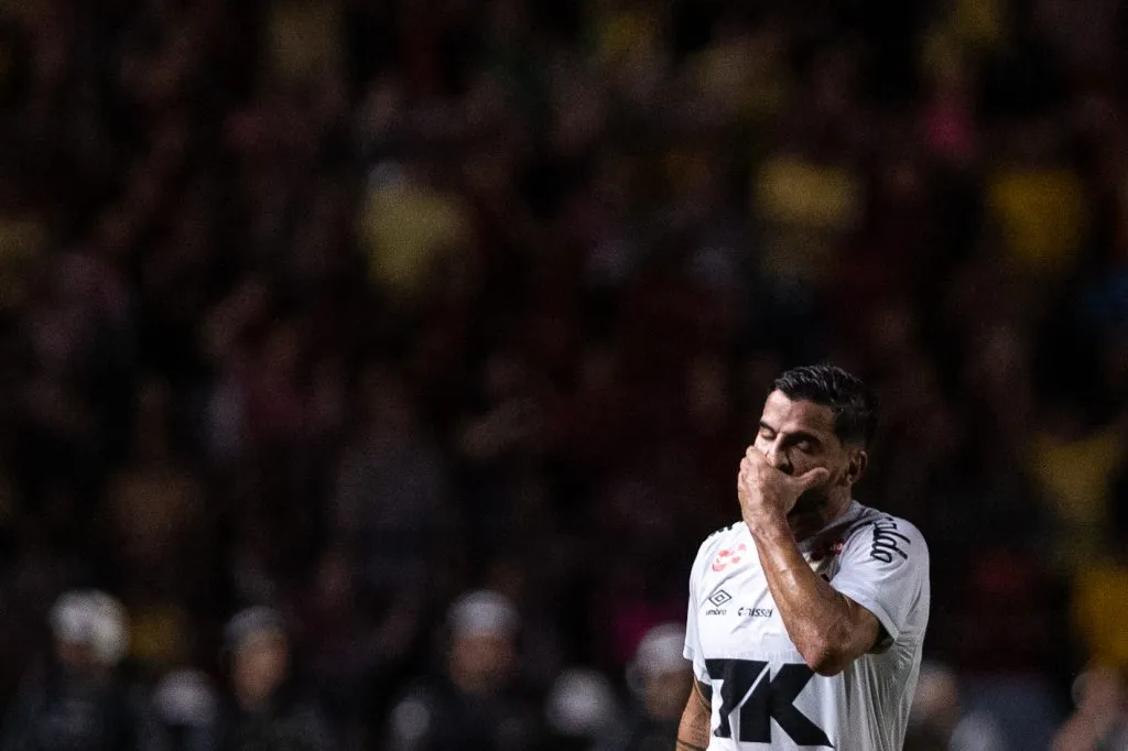 Rincon jogador do Santos lamenta durante partida contra o Sport no estadio Ilha do Retiro pelo campeonato Brasileiro A 2025. Foto: Rafael Vieira/AGIF