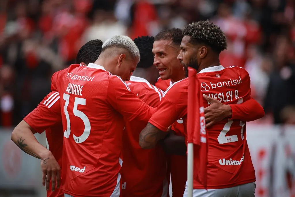 RS – PORTO ALEGRE – 20/07/2025 – BRASILEIRO A 2025, INTERNACIONAL X CEARA – Alan Patrick jogador do Internacional comemora seu gol com jogadores do seu time durante partida contra o Ceara no estadio Beira-Rio pelo campeonato Brasileiro A 2025. Foto: Maxi Franzoi/AGIF