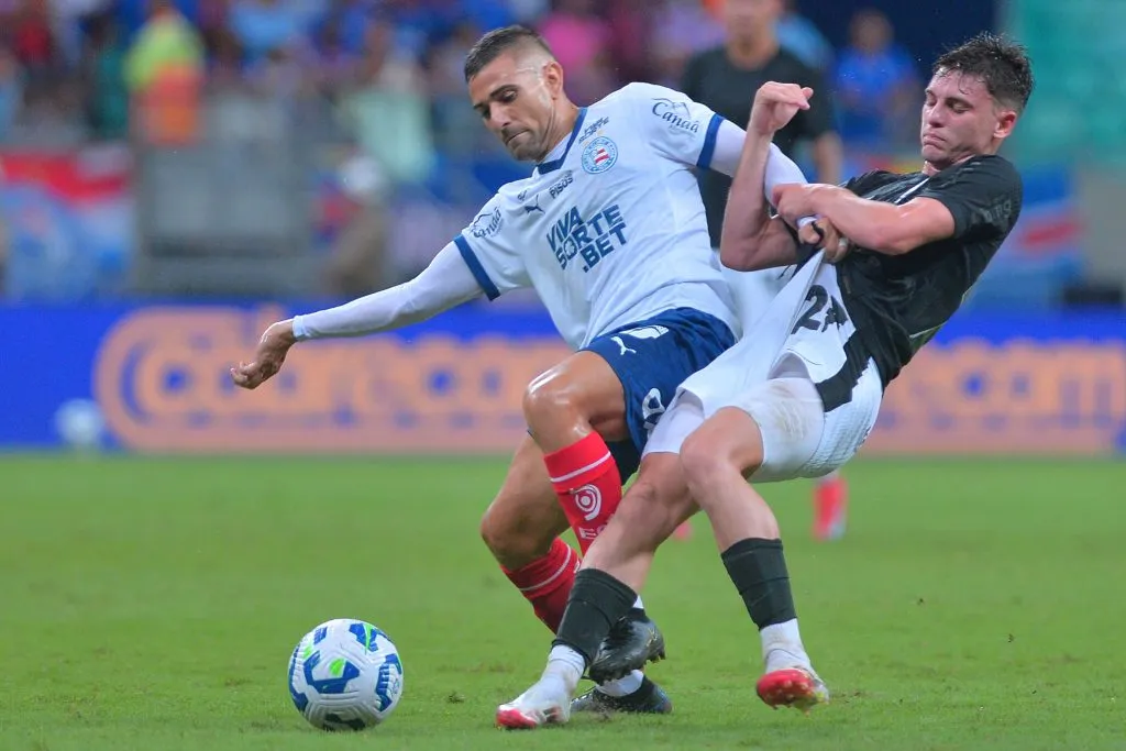 Acevedo, jogador do Bahia disputa lance com Breno Bidon, jogador do Corinthians – Foto: Walmir Cirne/AGIF