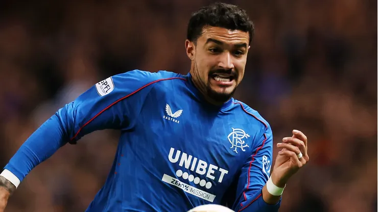 Jefté, lateral-esquerdo do Rangers em partida pelo campeonato escocês