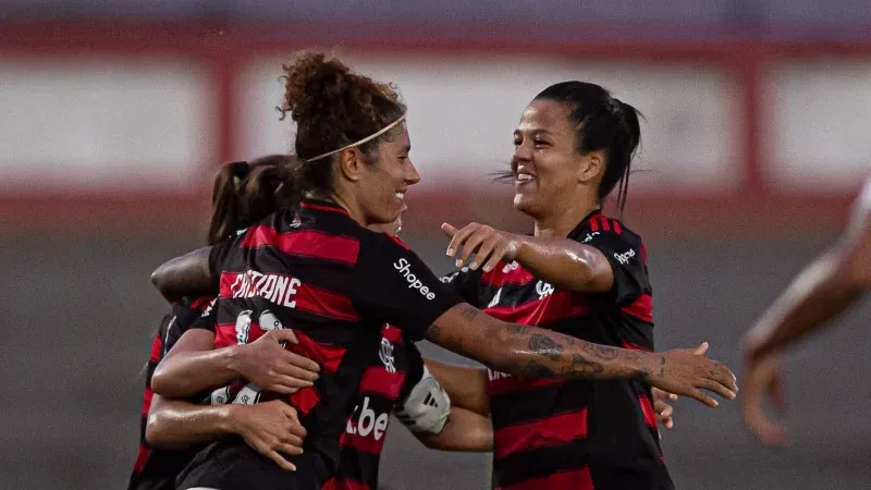 Cristiane com companheiros do Flamengo