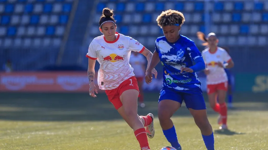 Jogadoras do Red Bull Bragantino e Taubaté em campo no Paulistão