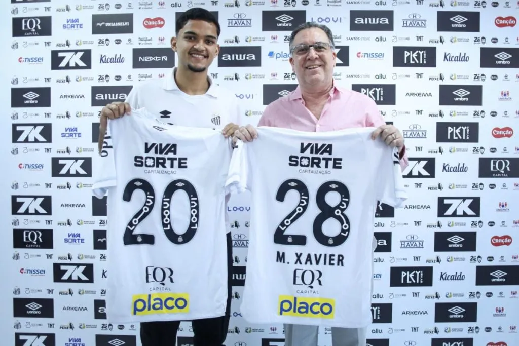 Mateus Xavier já soma participações no time profissional do Santos e é observado por Cleber Xavier – Foto: Reinaldo Campos/Santos FC