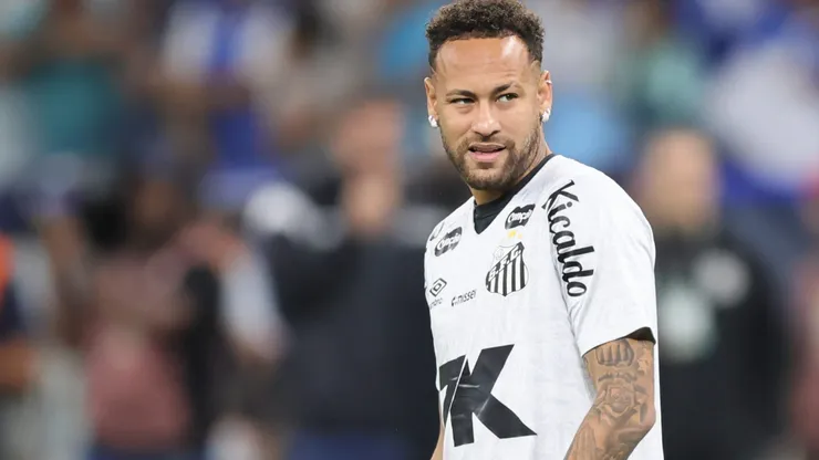 Neymar Junior, jogador do Santos, durante aquecimento antes da partida contra o Cruzeiro no estadio Mineirao pelo campeonato Brasileiro A 2025. Foto: Gilson Lobo/AGIF