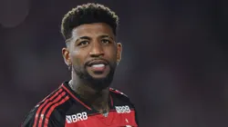 Emerson Royal teve atuação irregular no 1º tempo e ouviu vaias no Maracanã