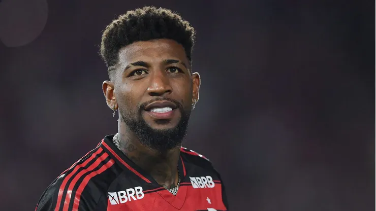 Emerson Royal teve atuação irregular no 1º tempo e ouviu vaias no Maracanã