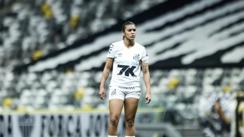Lary jogadora do Santos em campo