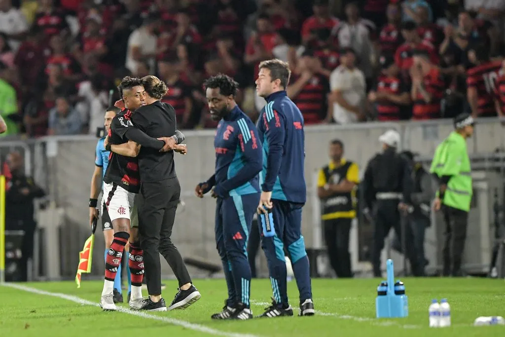 Bruno Henrique comemora seu gol com Filipe Luís. Foto: Thiago Ribeiro/AGIF