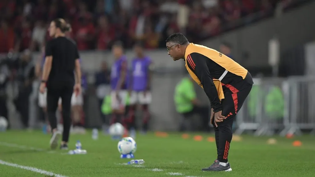Roger Machado de olho no Colorado durante a partida contra o Flamengo, no Maracanã. Foto: Thiago Ribeiro/AGIF