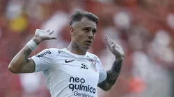 Róger Guedes vestindo a camisa do Corinthians contra o Flamengo