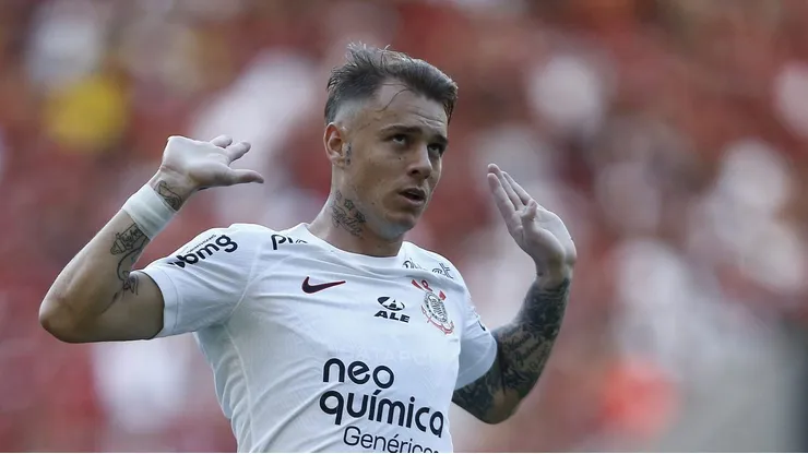 Róger Guedes vestindo a camisa do Corinthians contra o Flamengo