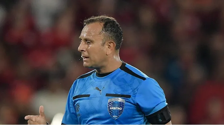 RJ - RIO DE JANEIRO - 13/08/2025 - COPA LIBERTADORES 2025, FLAMENGO X INTERNACIONAL - O arbitro Dario Herrera durante partida entre Flamengo e Internacional no estadio Maracana pelo campeonato Copa Libertadores 2025.