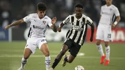 Jeffinho jogador do Botafogo disputa lance com Villamil jogador do LDU. Foto: Jorge Rodrigues/AGIF