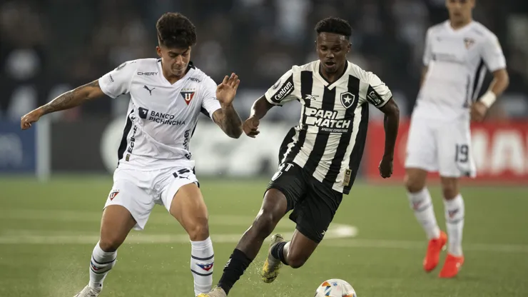 Jeffinho jogador do Botafogo disputa lance com Villamil jogador do LDU. Foto: Jorge Rodrigues/AGIF