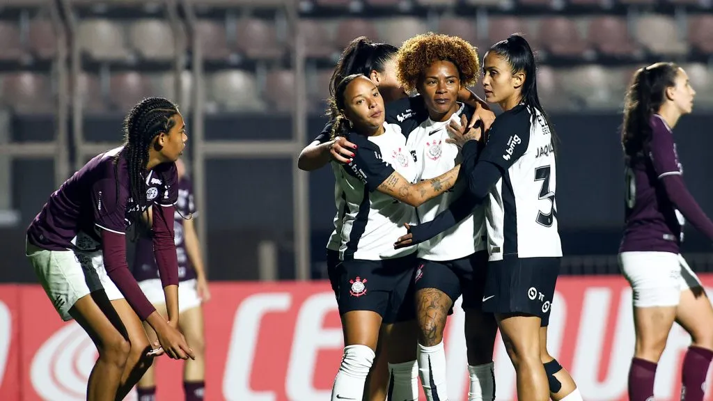Jogadoras do Corinthians celebram triunfo no Paulistão Feminino