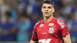 MG - BELO HORIZONTE - 10/08/2025 - BRASILEIRO A 2025, CRUZEIRO X SANTOS - Gabriel Brazao goleiro do Santos durante partida contra o Cruzeiro no estadio Mineirao pelo campeonato Brasileiro A 2025. Foto: Gilson Lobo/AGIF