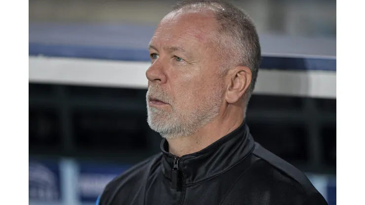 Mano Menezes e capitão Kannemann comandam reunião de alerta no Grêmio. Foto: Thiago Ribeiro/AGIF