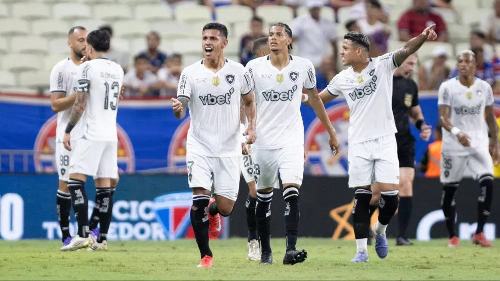 David Ricardo jogador do Botafogo comemora seu gol durante partida contra o Fortaleza no estadio Arena Castelao pelo campeonato Brasileiro A 2025. Foto: Baggio Rodrigues/AGIF