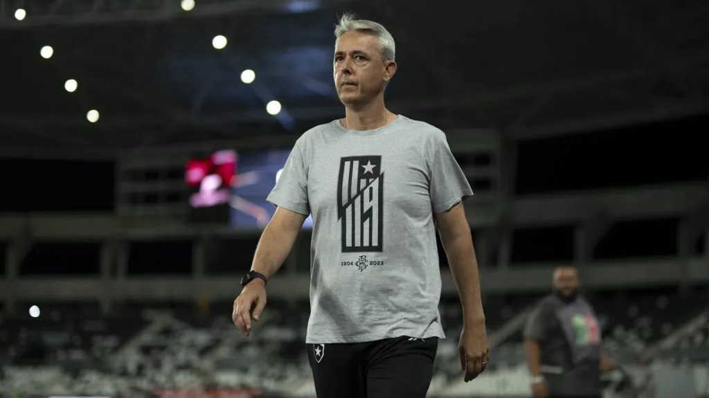 Tiago Nunes, em ação como técnico do Botafogo durante partida contra o Portuguesa Rio no estadio Engenhao pelo campeonato Carioca 2024. Foto: Jorge Rodrigues/AGIF