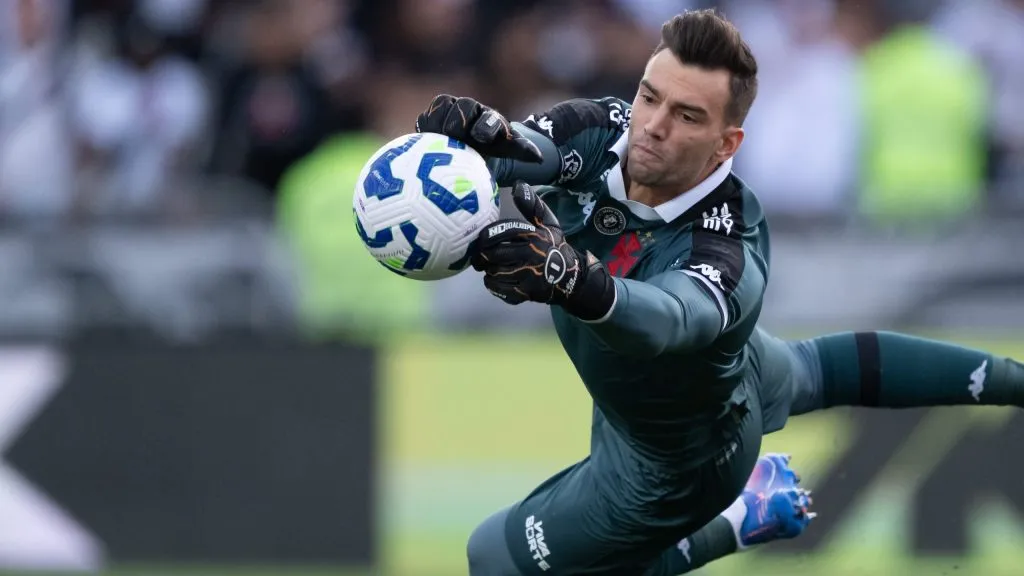 Leo Jardim goleiro do Vasco durante partida contra o Atletico-MG no estadio Sao Januario pelo campeonato Brasileiro A 2025. Foto: Jorge Rodrigues/AGIF