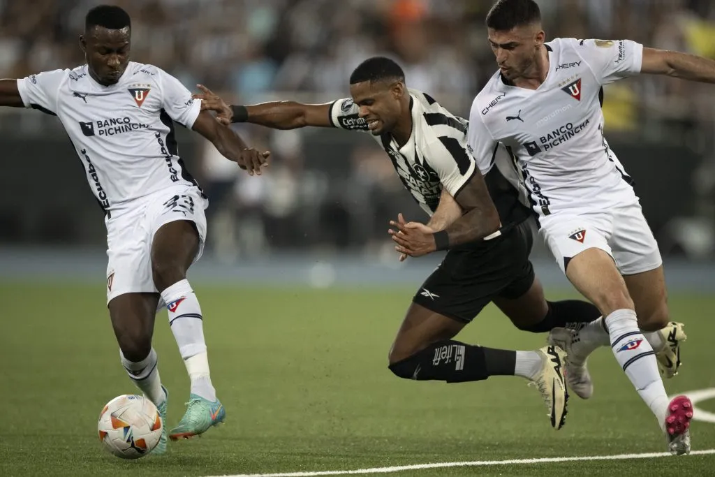 Junior Santos, jogador do Botafogo durante partida contra o LDU no estadio Engenhao pelo campeonato Copa Libertadores 2024. Foto: Jorge Rodrigues/AGIF