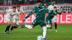 LIMA, PERU - AUGUST 14: Gustavo Gomez of Palmeiras takes a penalty kick during the first leg of the CONMEBOL Libertadores Round of 16 match between Universitario and Palmeiras at Estadio Monumental U Marathon on August 14, 2025 in Lima, Peru. (Photo by Raul Sifuentes/Getty Images)