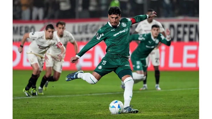 LIMA, PERU - AUGUST 14: Gustavo Gomez of Palmeiras takes a penalty kick during the first leg of the CONMEBOL Libertadores Round of 16 match between Universitario and Palmeiras at Estadio Monumental U Marathon on August 14, 2025 in Lima, Peru. (Photo by Raul Sifuentes/Getty Images)