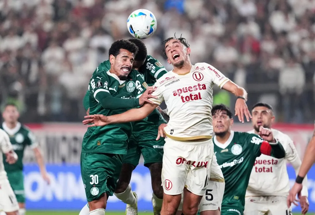 Jogadores de Palmeiras e Universitario atuando pela Libertadores 2025. (Foto de Raul Sifuentes/Getty Images)