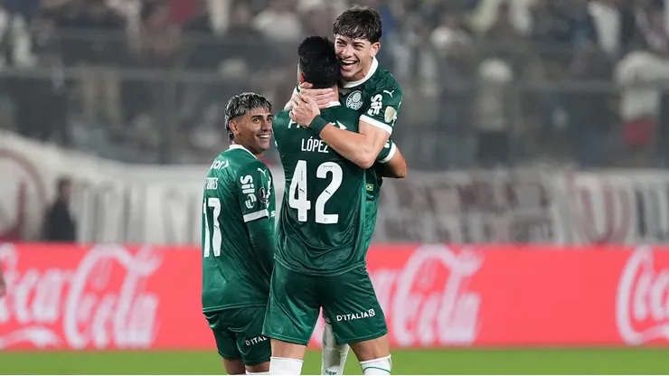 LIMA, PERU - AUGUST 14: Jose Lopez of Palmeiras celebrates with teammates after scoring the fourth goal of their team during the first leg of the CONMEBOL Libertadores Round of 16 match between Universitario and Palmeiras at Estadio Monumental U Marathon on August 14, 2025 in Lima, Peru. (Photo by Raul Sifuentes/Getty Images)