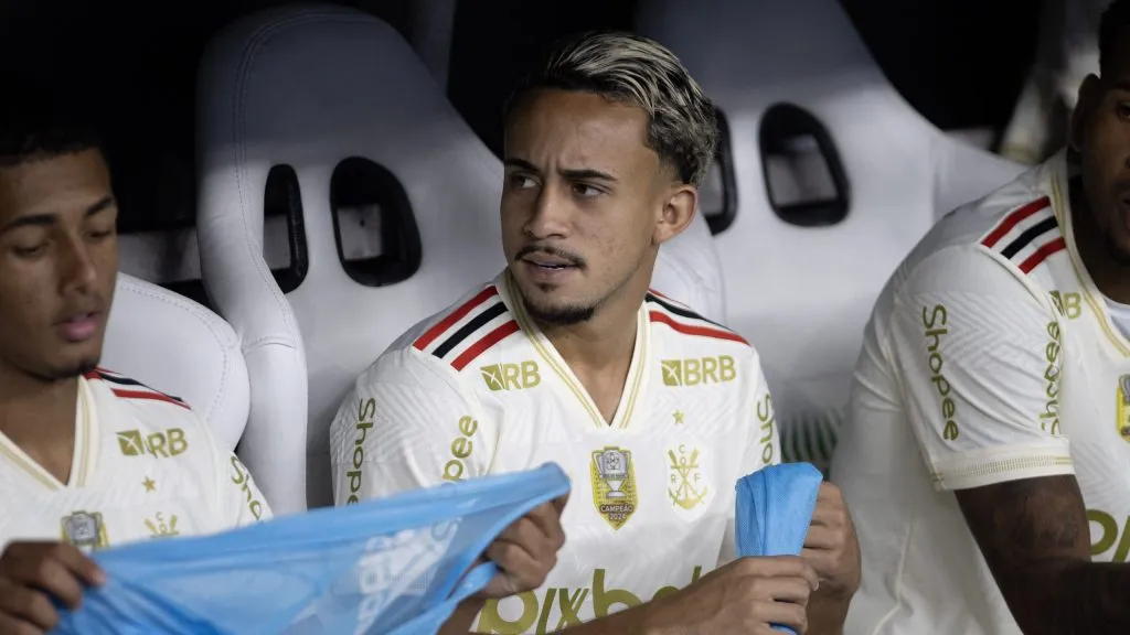 Matheus Gonçalves quer deixar o Flamengo para ter mais oportunidade em campo – Foto: Baggio Rodrigues/AGIF