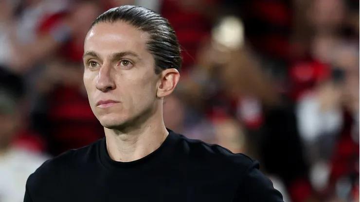 Falta de oportunidade com Filipe Luís pode ser determinante para saída de atacante