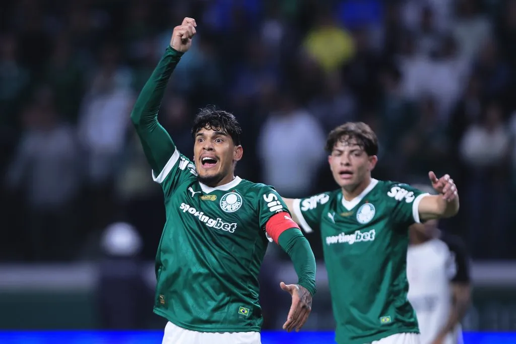 SP – SAO PAULO – 06/08/2025 – COPA DO BRASIL 2025, PALMEIRAS X CORINTHIANS – Gustavo Gomez jogador do Palmeiras reclama com a arbitragem durante partida contra o Corinthians no estadio Arena Allianz Parque pelo campeonato Copa Do Brasil 2025. Foto: Ettore Chiereguini/AGIF