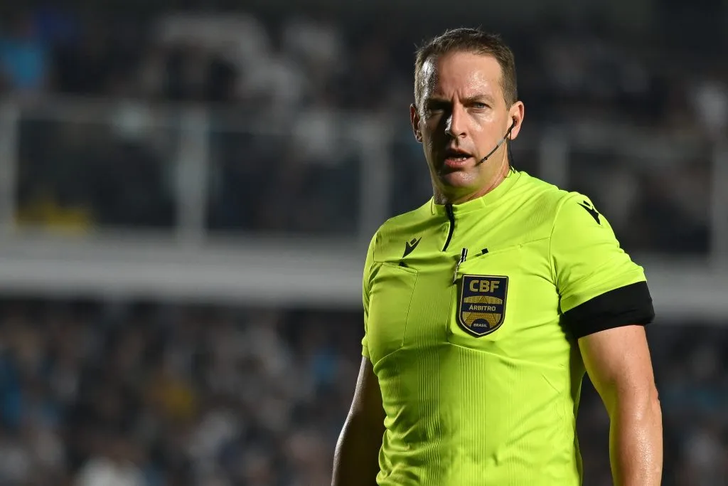 SP – SANTOS – 23/07/2025 – BRASILEIRO A 2025, SANTOS X INTERNACIONAL – O arbitro Lucas Paulo Torezin  durante partida entre Santos e Internacional no estadio Vila Belmiro pelo campeonato Brasileiro A 2025. Foto: Jota Erre/AGIF