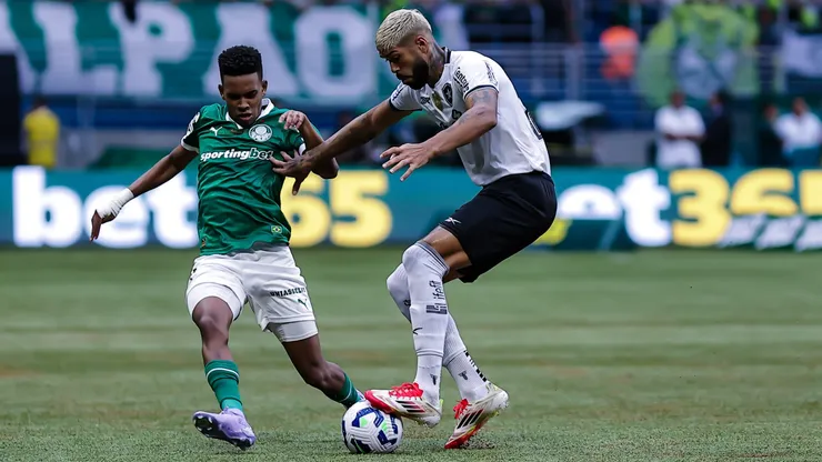 SP - SAO PAULO - 30/03/2025 - BRASILEIRO A 2025, PALMEIRAS X BOTAFOGO - Estevao jogador do Palmeiras disputa lance com Barboza jogador do Botafogo durante partida no estadio Arena Allianz Parque pelo campeonato Brasileiro A 2025. Foto: Fabio Giannelli/AGIF