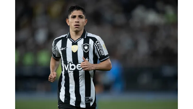 Notas do Botafogo: Vitinho salva, Artur decide e John e Savarino decepcionam. Foto: Jorge Rodrigues/AGIF