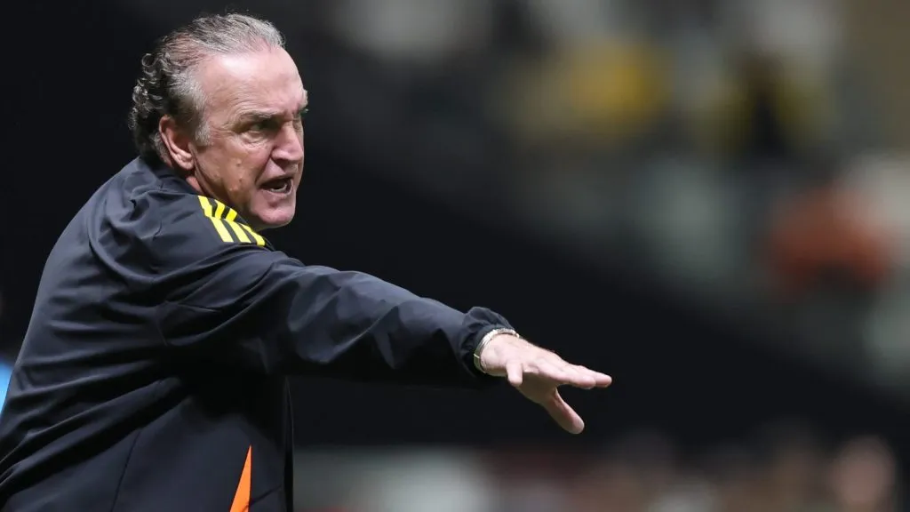 Cuca expõe sobre situação de Alexsander – Foto: Gilson Lobo/AGIF