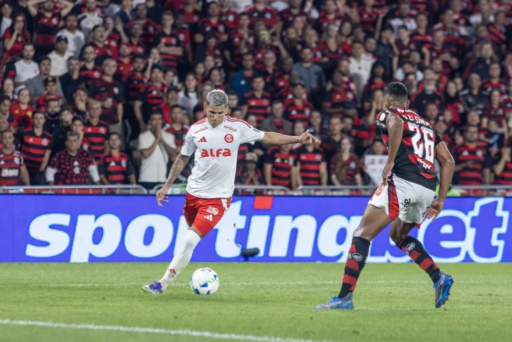 RJ – RIO DE JANEIRO – 13/08/2025 – COPA LIBERTADORES 2025, FLAMENGO X INTERNACIONAL – Aguirre jogador do Internacional durante partida contra o Flamengo no estadio Maracana pelo campeonato Copa Libertadores 2025. Foto: Lucas Gabriel Cardoso/AGIF