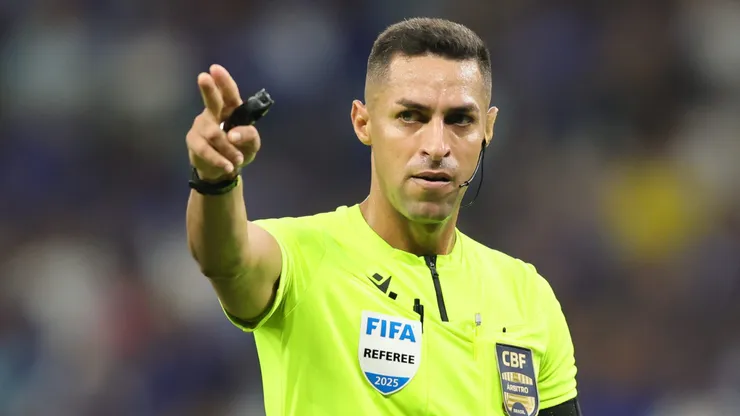 MG - BELO HORIZONTE - 01/06/2025 - BRASILEIRO A 2025, CRUZEIRO X PALMEIRAS - O arbitro Rodrigo Jose Pereira de Lima durante partida entre Cruzeiro e Palmeiras no estadio Mineirao pelo campeonato Brasileiro A 2025. Foto: Gilson Lobo/AGIF