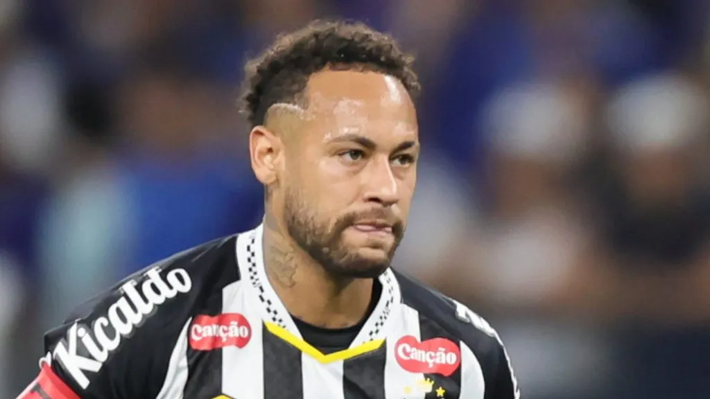 Neymar Junior, jogador do Cruzeiro, durante partida contra o Santos no estadio Mineirao pelo campeonato Brasileiro A 2025.