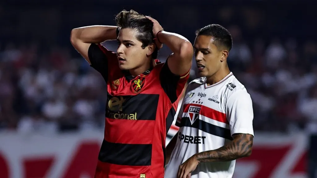 Jogador do Sport lamenta gol perdido durante partida contra o Sao Paulo no estadio Morumbi pelo campeonato Brasileiro A 2025. Foto: Fabio Giannelli/AGIF