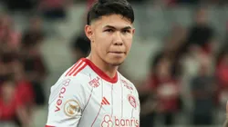Nico Hernandez jogador do Internacional durante execucao do hino nacional antes da partida contra o Athletico-PR no estadio Arena da Baixada pelo campeonato Brasileiro A 2023. Foto: Robson Mafra/AGIF