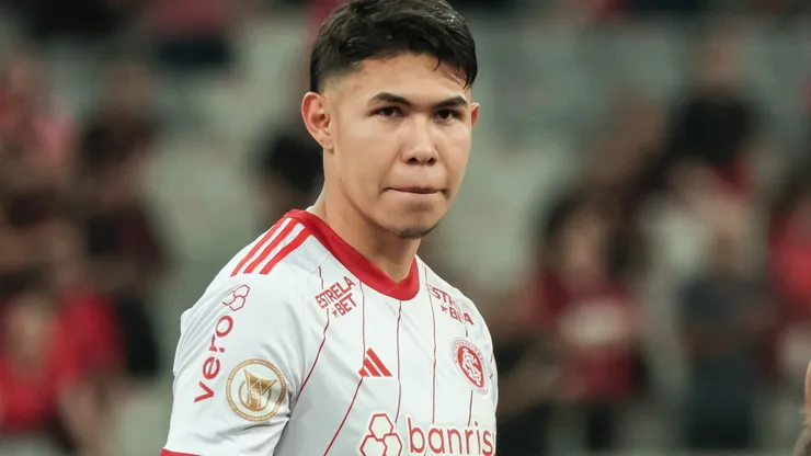 Nico Hernandez jogador do Internacional durante execucao do hino nacional antes da partida contra o Athletico-PR no estadio Arena da Baixada pelo campeonato Brasileiro A 2023. Foto: Robson Mafra/AGIF