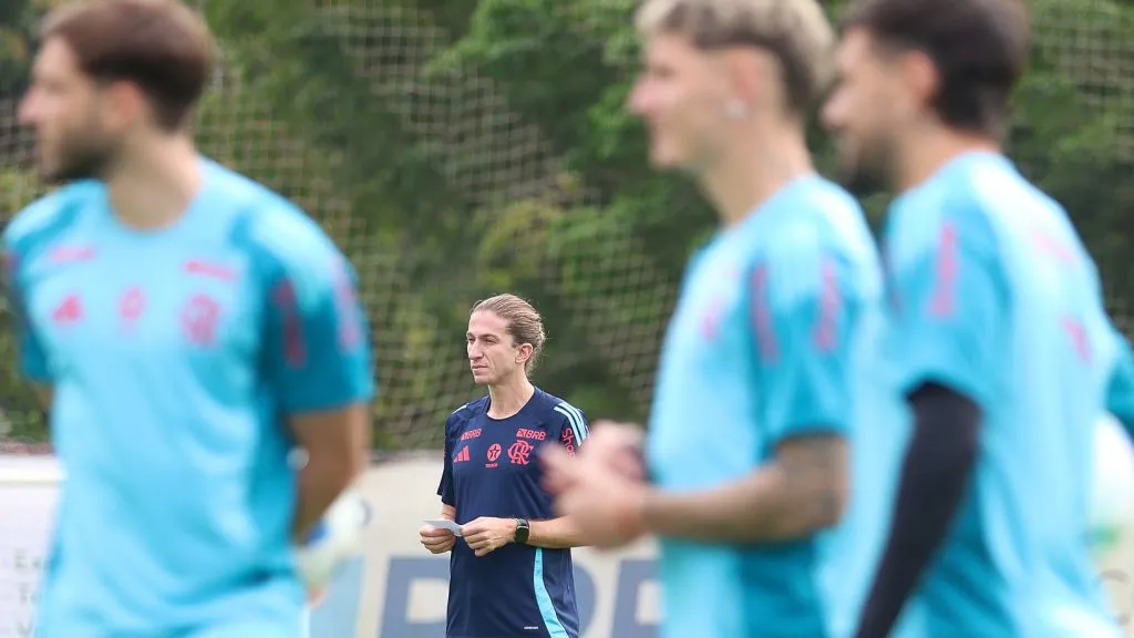Filipe Luís de olho no treino do Mais Querido – Foto: Gilvan de Souza/Flamengo