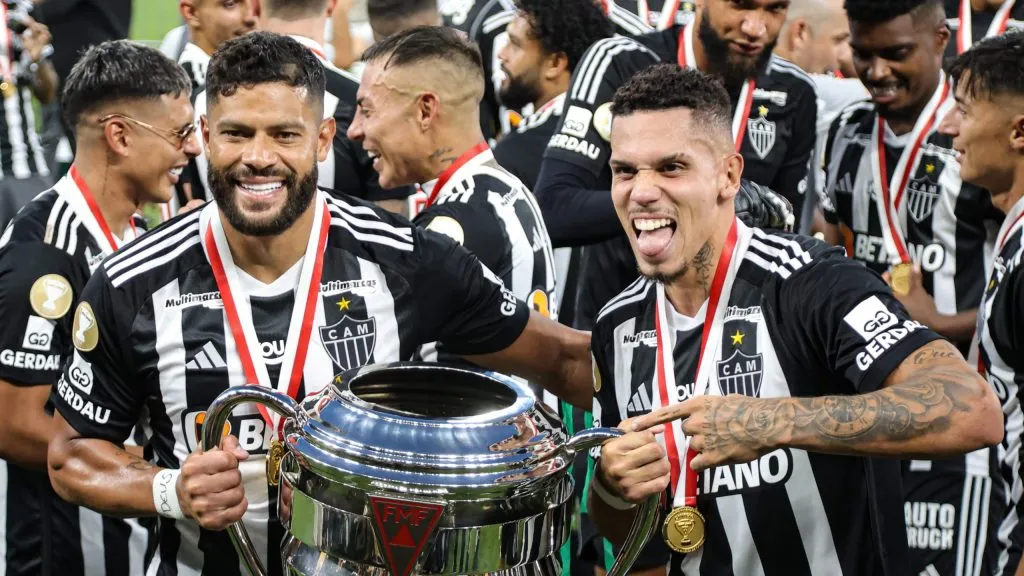 Jogadores  Hulk e Paulinho do Atletico comemoram com a taça o titulo mineiro ao final da partida contra o Cruzeiro no estadio Mineirao pelo campeonato Mineiro 2024.  Foto: Gilson Lobo/AGIF
