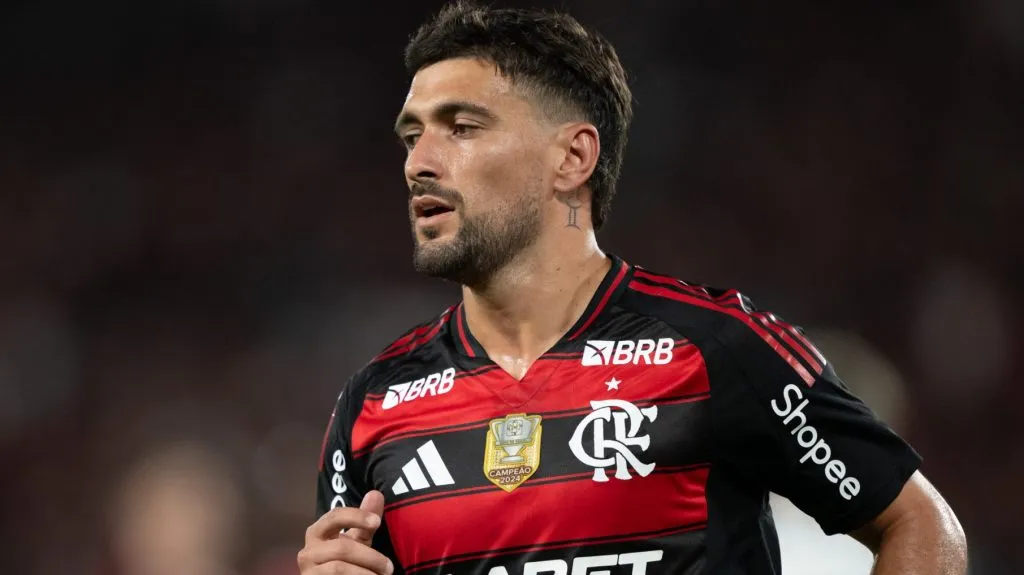 Arrascaeta durante partida. Foto: Jorge Rodrigues/AGIF