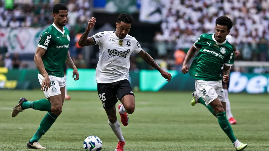 Gregore jogador do Botafogo durante partida contra o Palmeiras no estadio Arena Allianz Parque pelo campeonato Brasileiro A 2025. Foto: Fabio Giannelli/AGIF