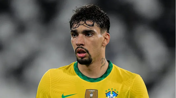 Meio-campista em partida pela Seleção Brasileira